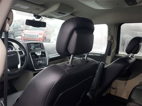 Used 2016 Chrysler Town & Country Touring-L w/ Driver Convenience Group image 11