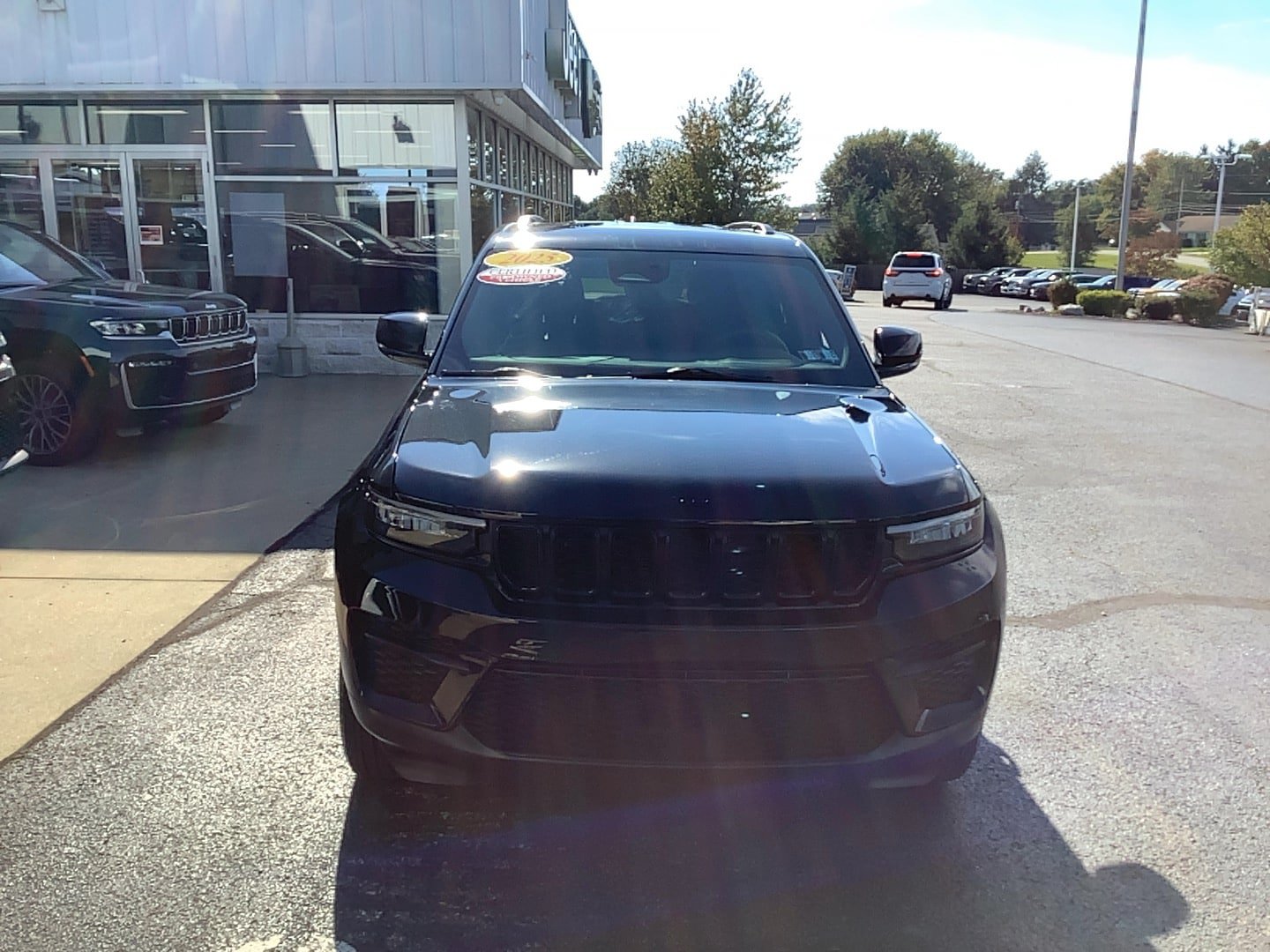 Certified 2025 Jeep Grand Cherokee Altitude AWD/4WD image 2