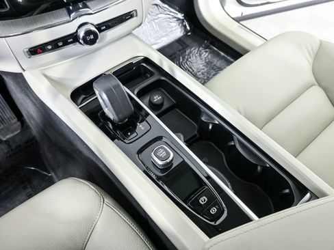 Certified 2023 Volvo XC60 B5 Plus w/ Protection Package Premier image 18