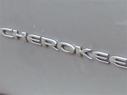 Used 2019 Jeep Cherokee Limited image 13