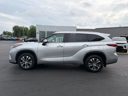 Used 2021 Toyota Highlander XLE AWD/4WD image 4