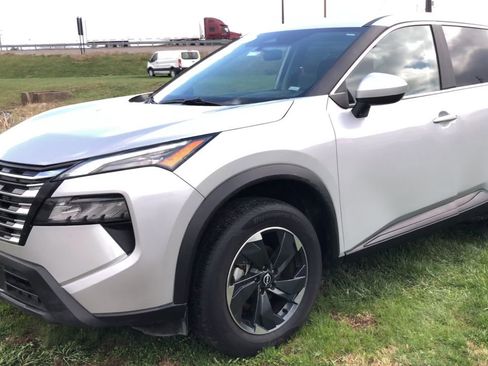 Used 2025 Nissan Rogue SV image 4