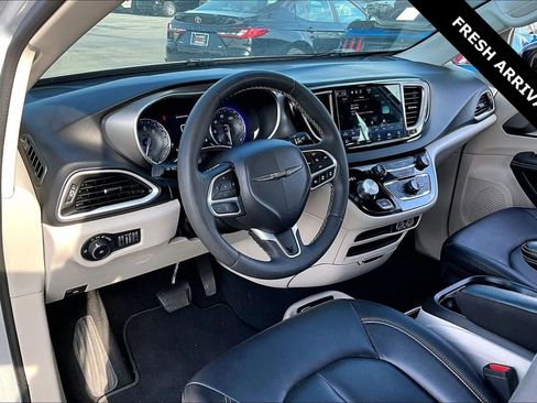 Used 2024 Chrysler Pacifica Touring-L image 16