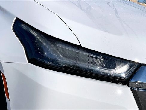 Used 2023 Chevrolet Traverse LT image 30