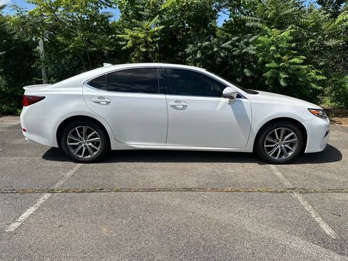 Used 2018 Lexus ES 300h w/ Luxury Package FWD image 2
