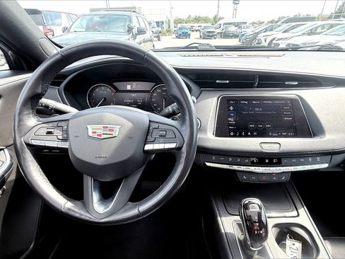 Used 2022 Cadillac XT4 Luxury w/ Cold Weather Package FWD image 10