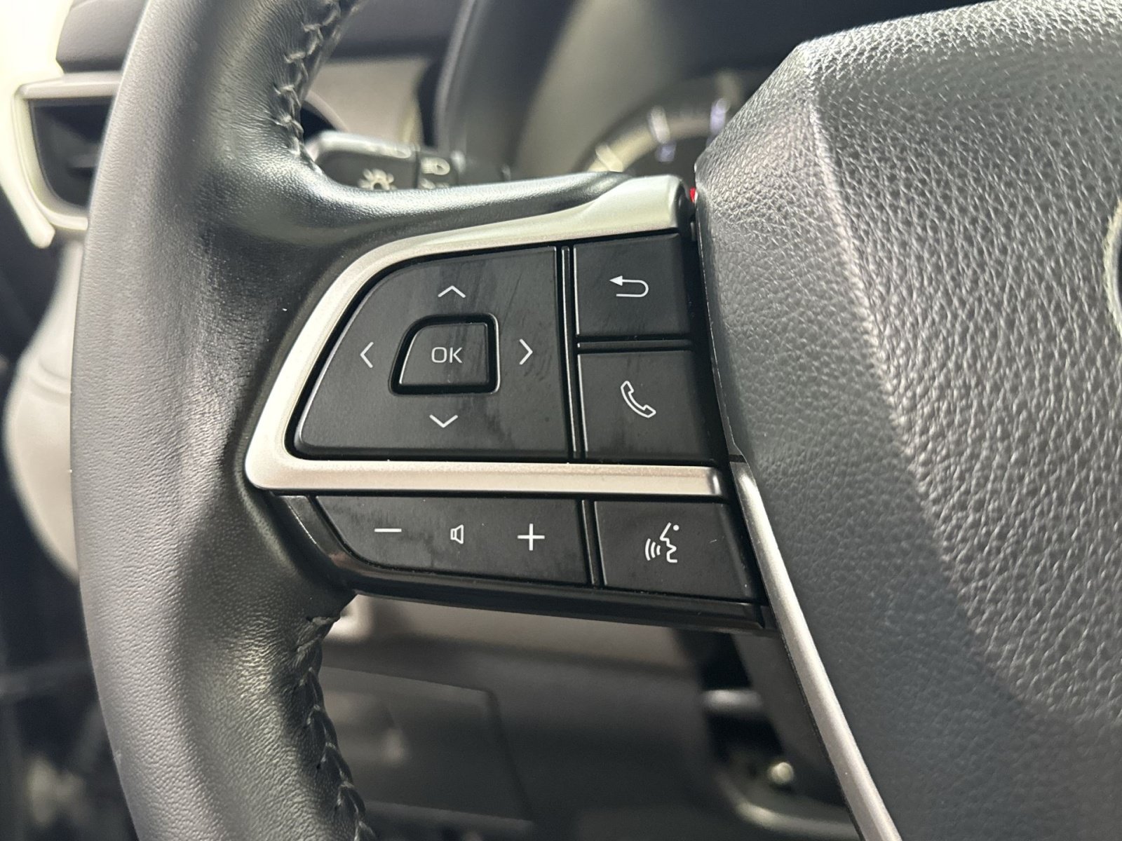 Used 2023 Toyota Highlander LE AWD/4WD image 46