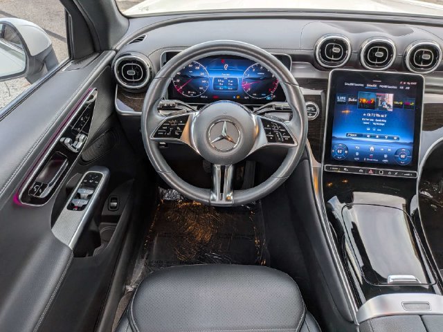 Used 2025 Mercedes-Benz GLC 300 4MATIC image 15
