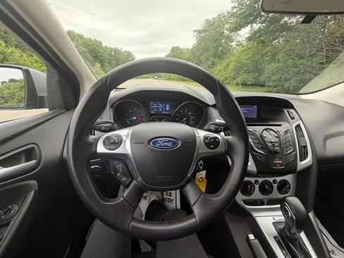 Used 2014 Ford Focus SE w/ SE Winter Package FWD image 12