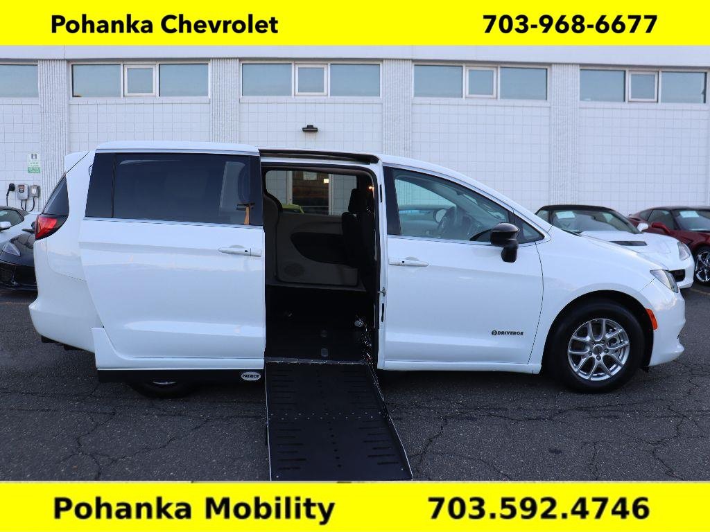 Used 2024 Chrysler Voyager LX FWD image 1