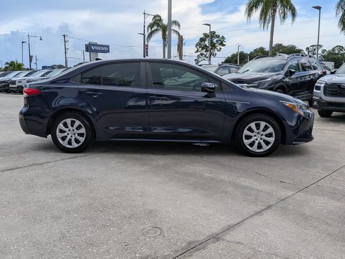 Used 2022 Toyota Corolla LE FWD image 3