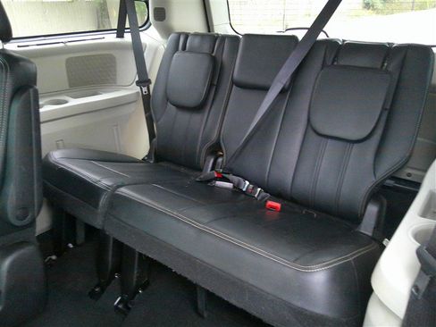 Used 2016 Chrysler Town & Country Touring image 17