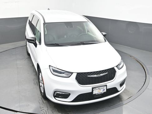 Used 2024 Chrysler Pacifica Touring-L FWD image 39