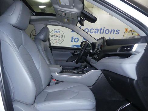 Used 2021 Toyota Highlander XLE AWD/4WD image 8