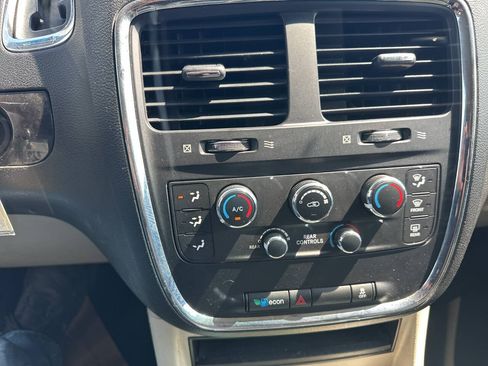 Used 2016 Dodge Grand Caravan SXT FWD image 19