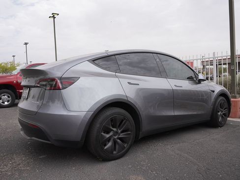 Used 2024 Tesla Model Y Long Range AWD/4WD image 4