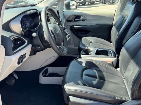 Used 2023 Chrysler Pacifica Touring-L FWD image 22