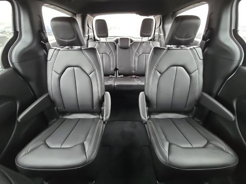 New 2026 Chrysler Pacifica Select image 21