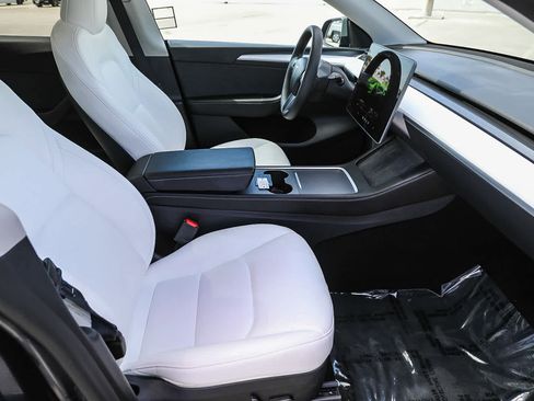 Used 2025 Tesla Model Y Performance AWD/4WD image 16