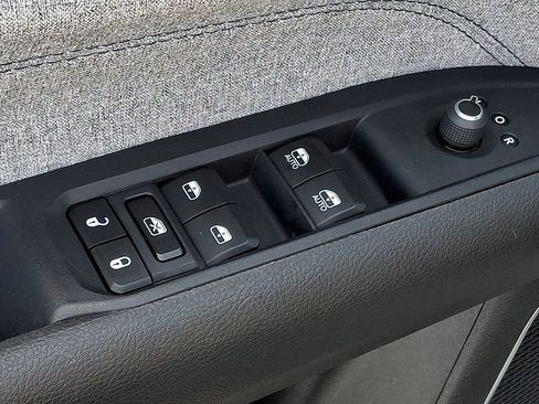 Used 2024 Jeep Compass Latitude image 25