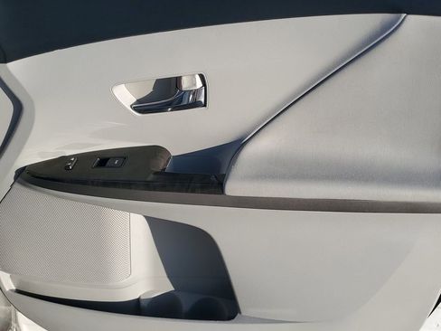 Used 2015 Toyota Venza LE image 40