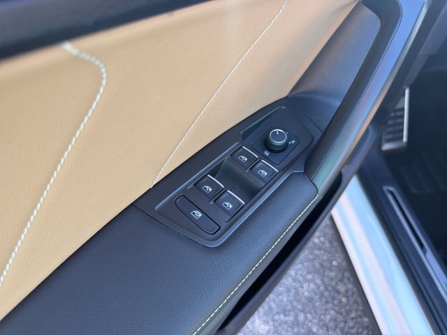 Certified 2024 Volkswagen Tiguan SE R-Line AWD/4WD image 11