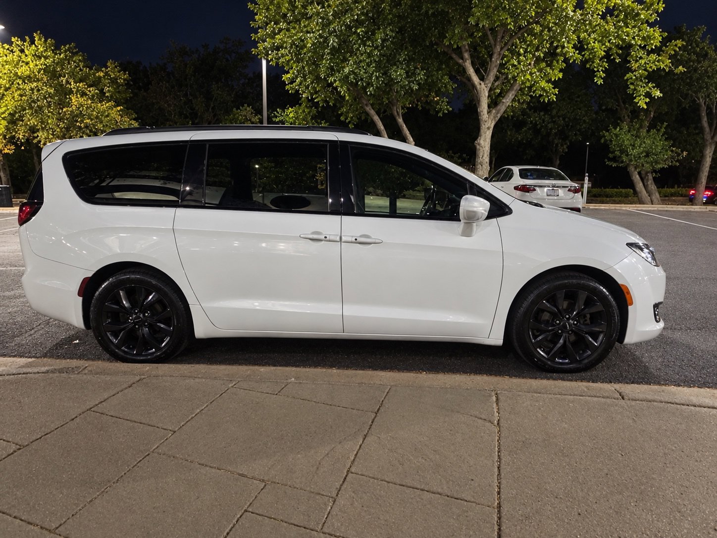 Used 2018 Chrysler Pacifica Touring-L w/ S Appearance Package FWD image 6