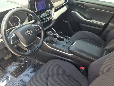 Used 2023 Toyota Highlander LE FWD image 9