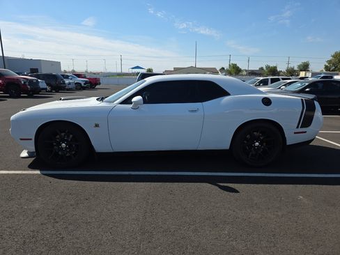 Used 2016 Dodge Challenger R/T Scat Pack w/ Leather Interior Group RWD image 4