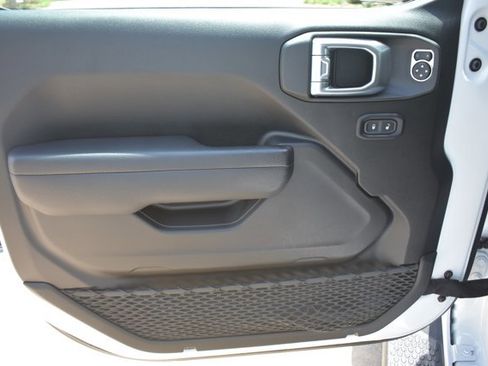 Used 2024 Jeep Wrangler Unlimited AWD/4WD image 13