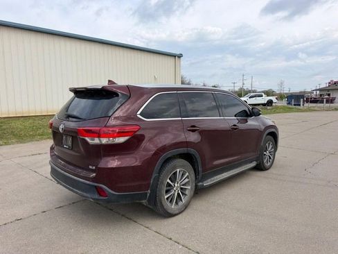 Used 2019 Toyota Highlander XLE FWD image 3