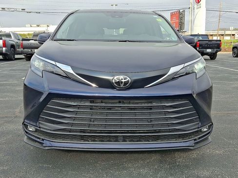 New 2026 Toyota Sienna XLE AWD/4WD image 2
