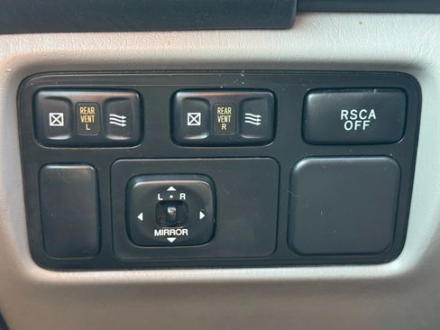 Used 2004 Toyota Land Cruiser image 38