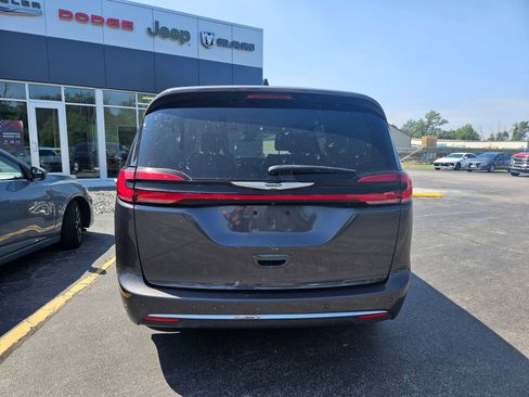 Used 2023 Chrysler Pacifica Touring-L FWD image 5