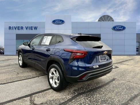 Used 2024 Chevrolet Trax LS w/ LS Convenience Package image 4