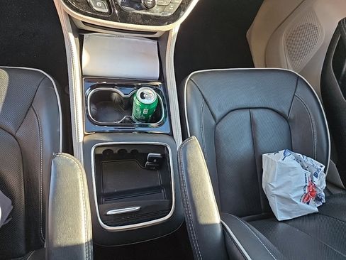 Used 2024 Chrysler Pacifica Limited image 14