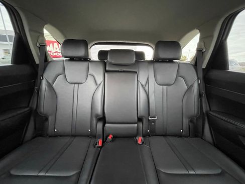 Used 2025 Kia Sorento S image 30