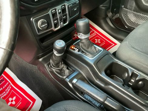 Used 2021 Jeep Gladiator Sport image 33