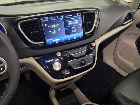 Used 2023 Chrysler Pacifica Touring-L FWD image 25