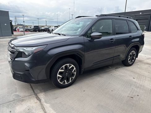 Used 2025 Subaru Forester Premium AWD/4WD image 1
