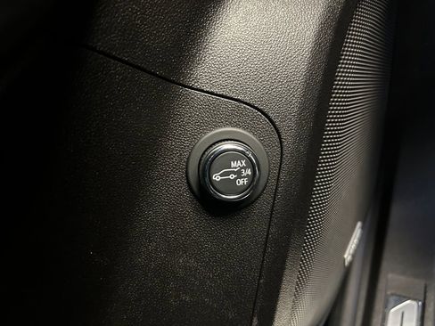 Used 2023 GMC Acadia SLT w/ Elevation Edition image 16