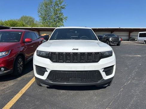 Used 2025 Jeep Grand Cherokee Altitude AWD/4WD image 14