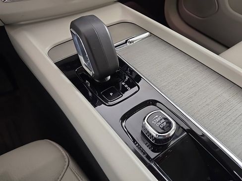 Certified 2023 Volvo XC60 B5 Plus w/ Climate Package image 22