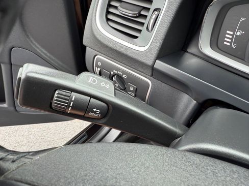 Used 2018 Volvo V60 T5 Cross Country w/ Convenience Package image 33