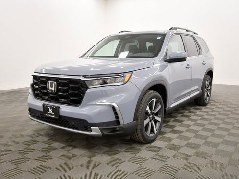 New 2025 Honda Pilot Touring image 2