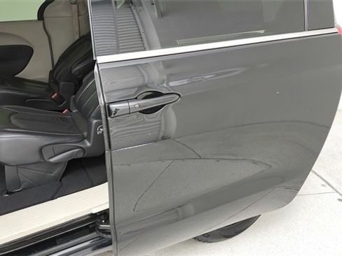 Used 2022 Chrysler Pacifica Touring-L image 18