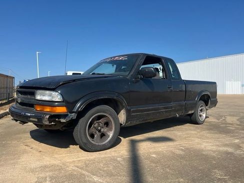 Used 1999 Chevrolet S10 Pickup LS w/ Preferred Equipment Group RWD image 2