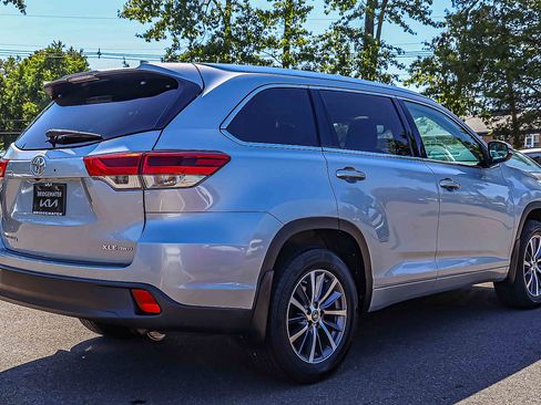 Used 2018 Toyota Highlander XLE AWD/4WD image 6