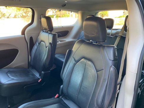 Used 2020 Chrysler Pacifica Touring-L FWD image 35
