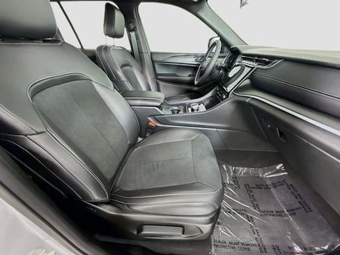 Used 2025 Jeep Grand Cherokee Altitude image 28